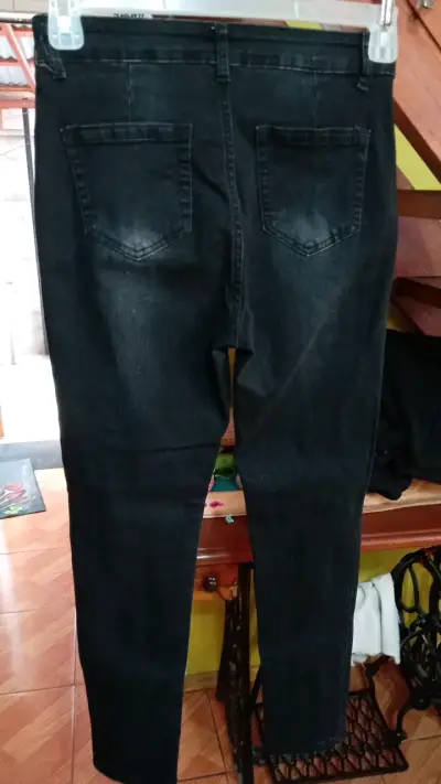 Jeans negros ajustados para mujer - miniatura 2