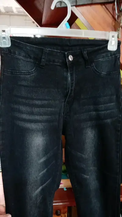 Jeans negros ajustados para mujer - miniatura 3