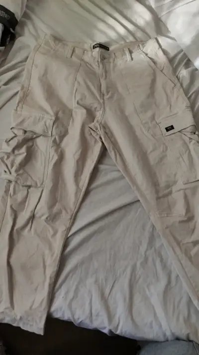 Pantalones cargo beige Zara para hombre - miniatura 1