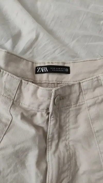 Pantalones cargo beige Zara para hombre - miniatura 2