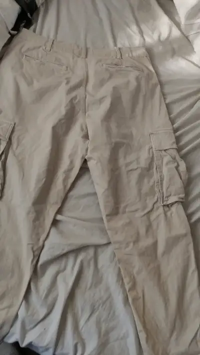 Pantalones cargo beige Zara para hombre - miniatura 3
