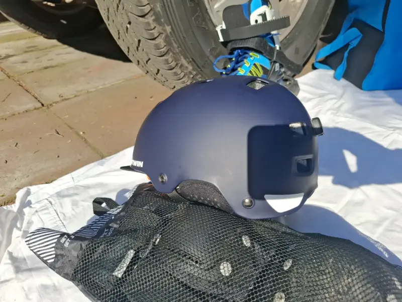 Patines en línea azules con casco y protecciones - 2