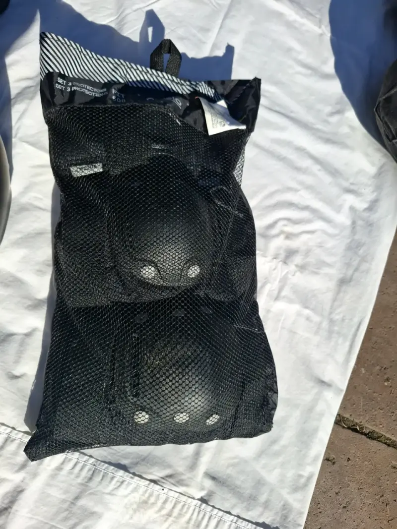 Patines en línea azules con casco y protecciones - 3