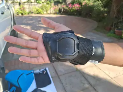 Patines en línea azules con casco y protecciones - miniatura 4