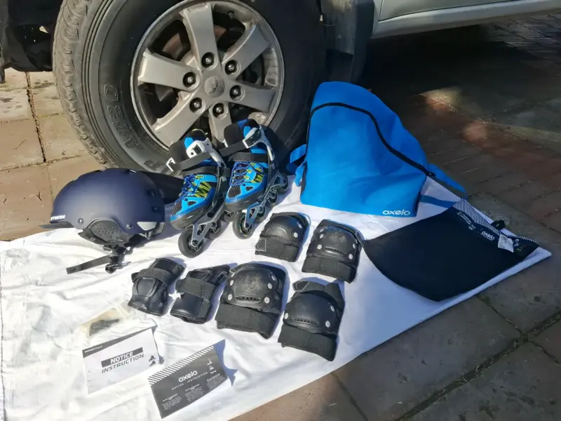 Patines en línea azules con casco y protecciones - 5