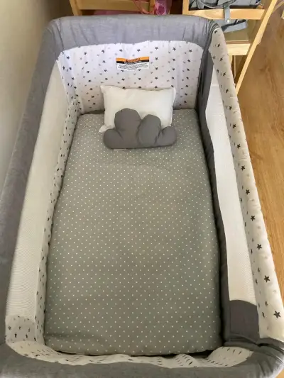 Cuna colecho gris con colchón y almohada - miniatura 1