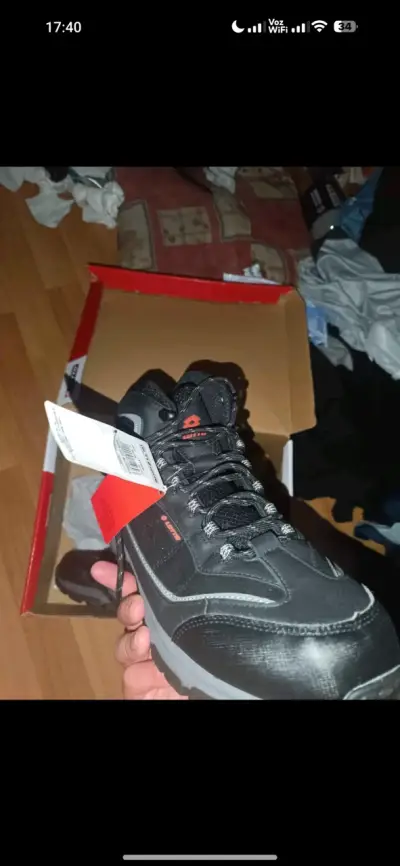 Botas de montaña negras Lotto para hombre - miniatura 1
