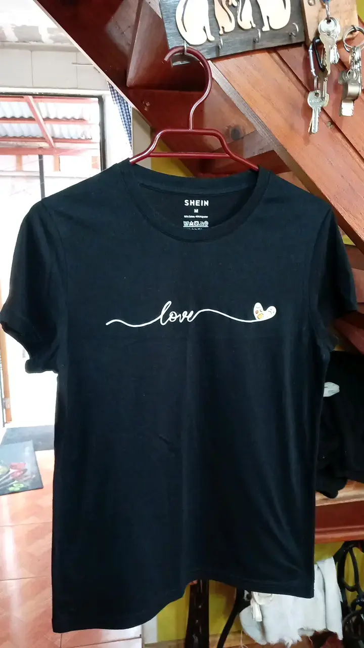 Polera negra Shein con diseño 'Love' - 1