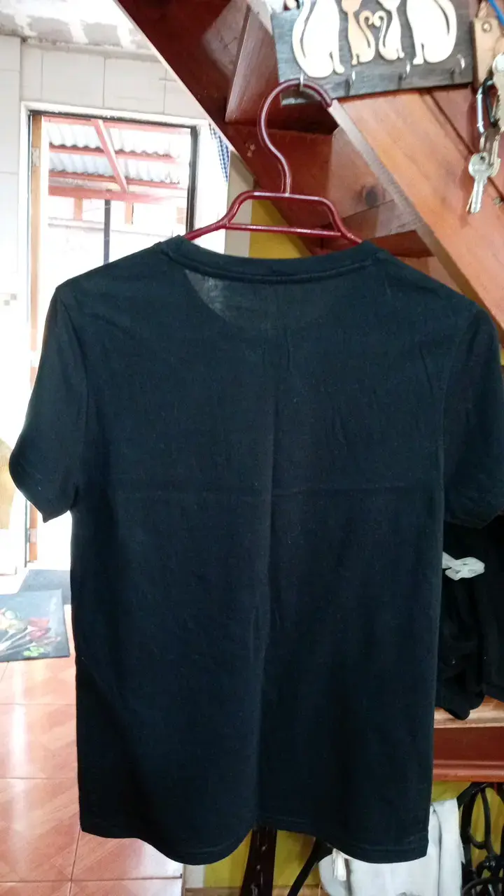 Polera negra Shein con diseño 'Love' - 2