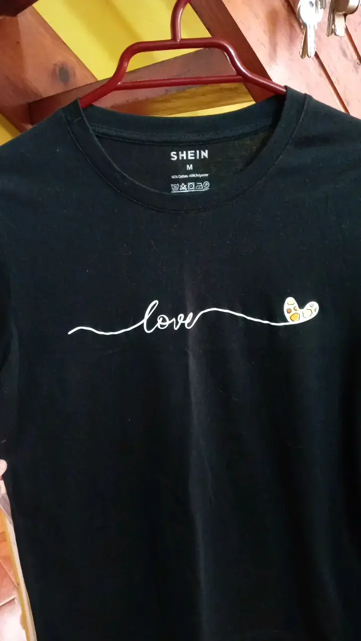 Polera negra Shein con diseño 'Love' - 3