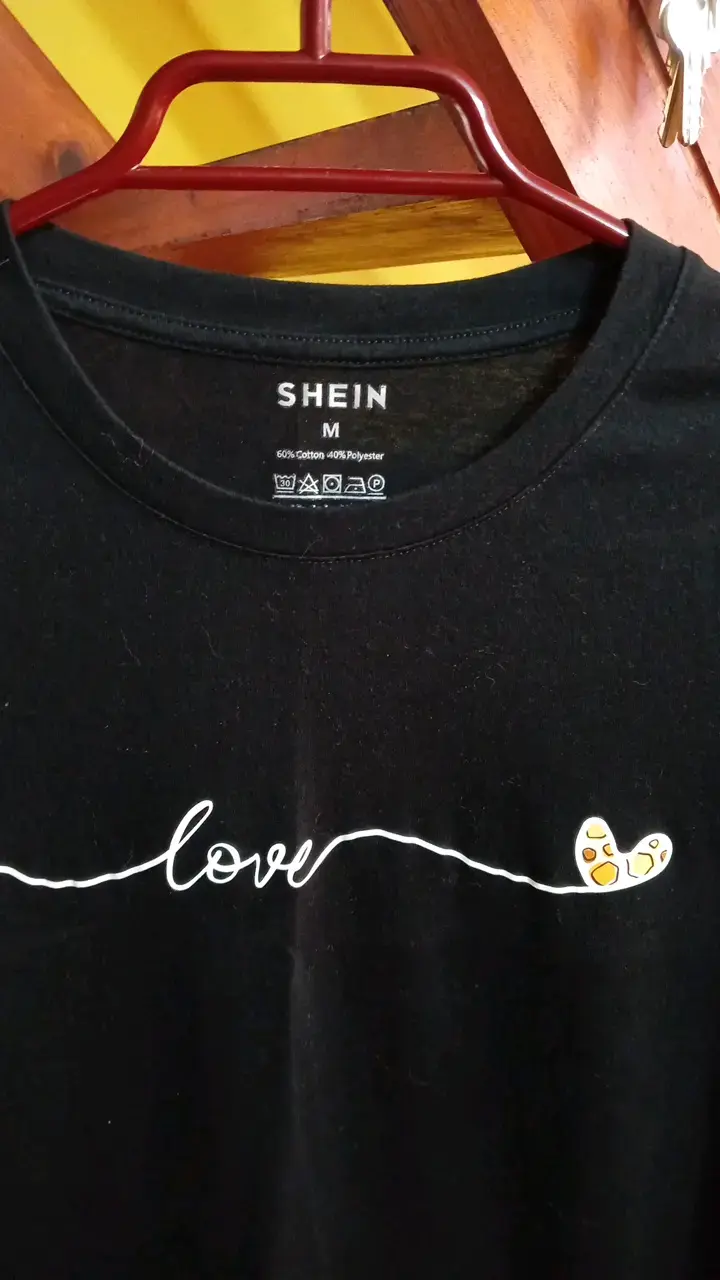Polera negra Shein con diseño 'Love' - 4