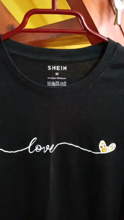Polera negra Shein con diseño 'Love' - miniatura 4