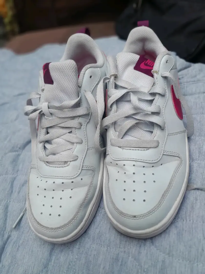 Zapatillas deportivas Nike blancas con detalles rosados - 1