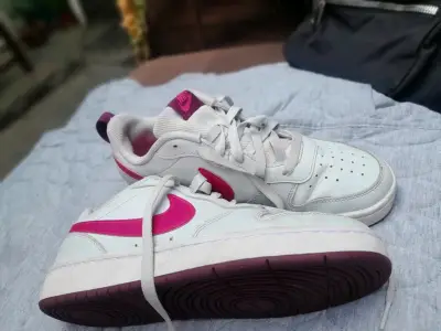 Zapatillas deportivas Nike blancas con detalles rosados - miniatura 2