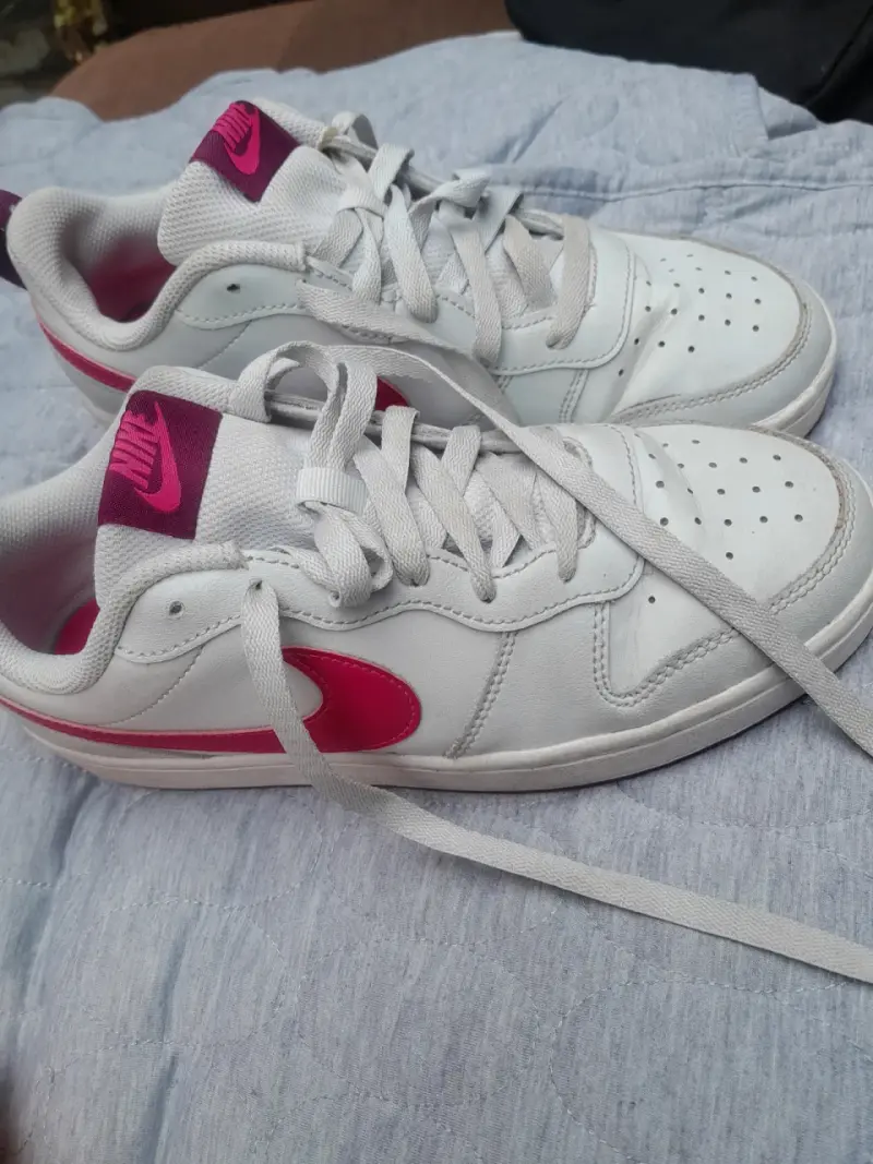Zapatillas deportivas Nike blancas con detalles rosados - 3