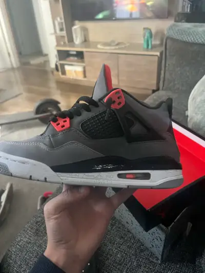 Zapatillas Air Jordan 4 Retro GS Gris y Rojo - miniatura 2
