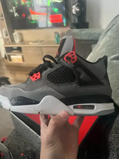 Zapatillas Air Jordan 4 Retro GS Gris y Rojo - miniatura 4