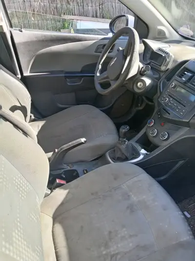 Auto Chevrolet Sonic 2015 en buen estado - miniatura 2