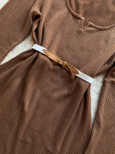 Vestido marrón de punto con cinturón Cider - miniatura 3