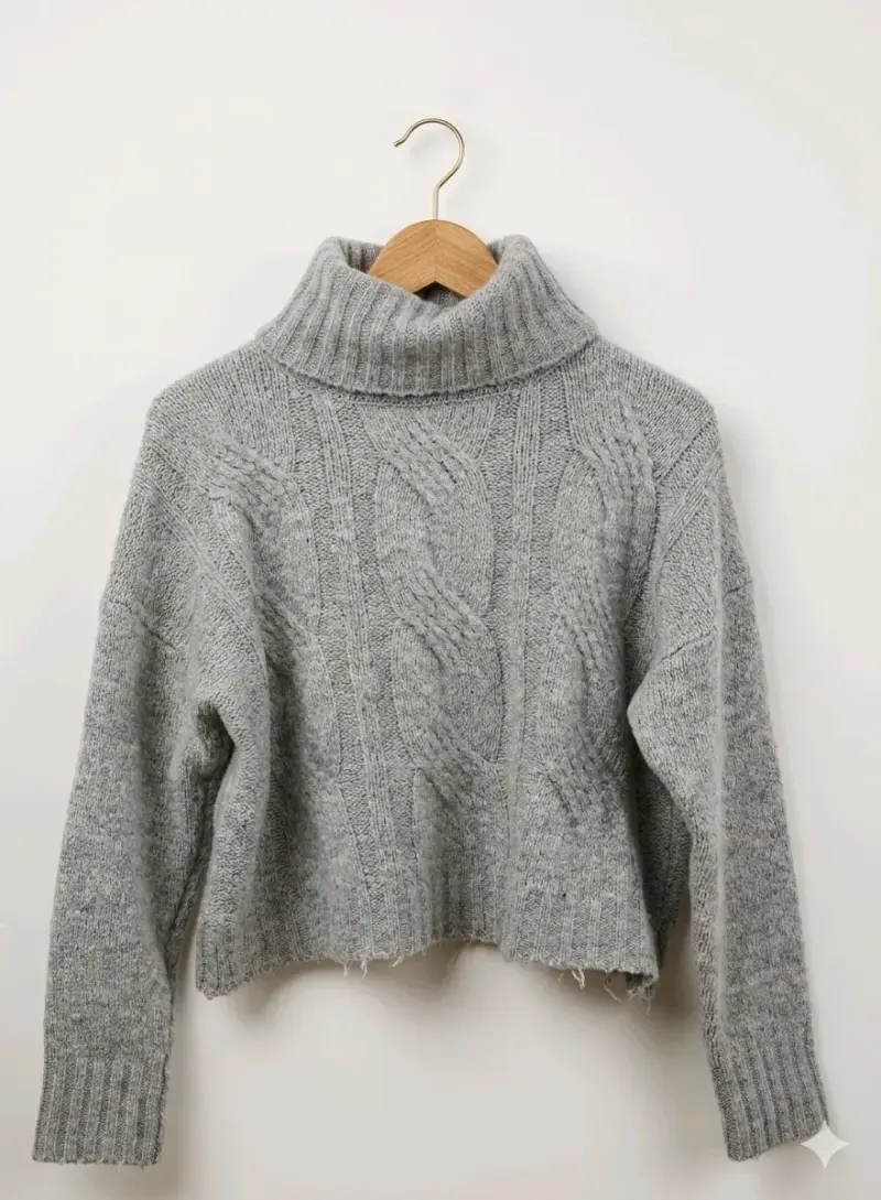 Suéter gris de lana con cuello alto
