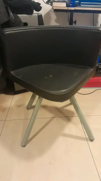 Silla de oficina negra con patas metálicas - miniatura 1