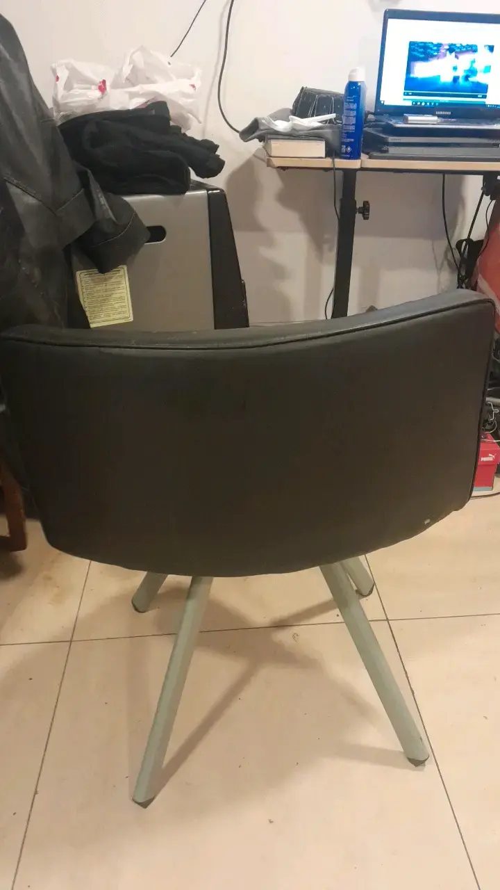 Silla de oficina negra con patas metálicas - 2