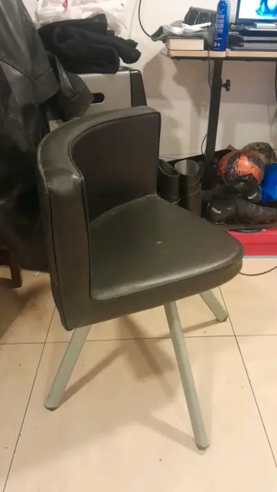 Silla de oficina negra con patas metálicas - miniatura 3