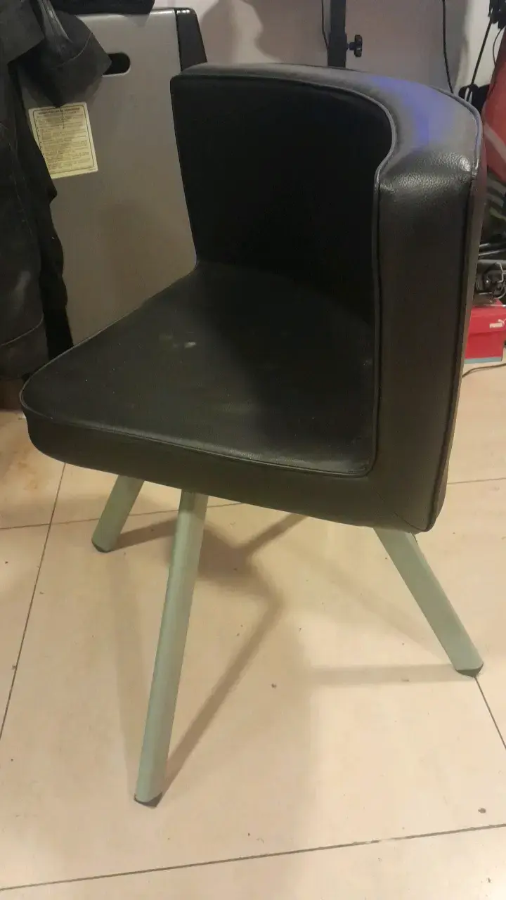 Silla de oficina negra con patas metálicas - 4