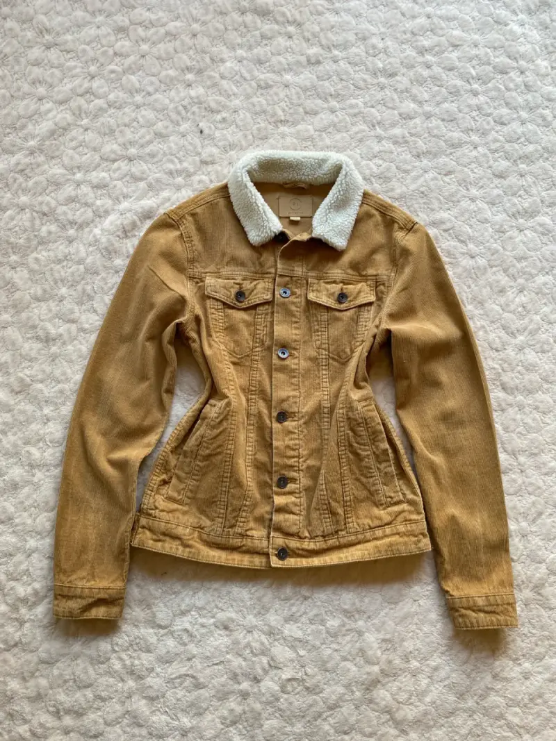 Chaqueta de cotelé beige con cuello de chiporro - 1