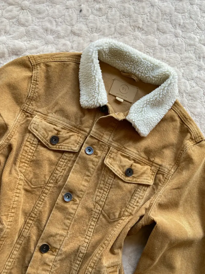 Chaqueta de cotelé beige con cuello de chiporro - 2