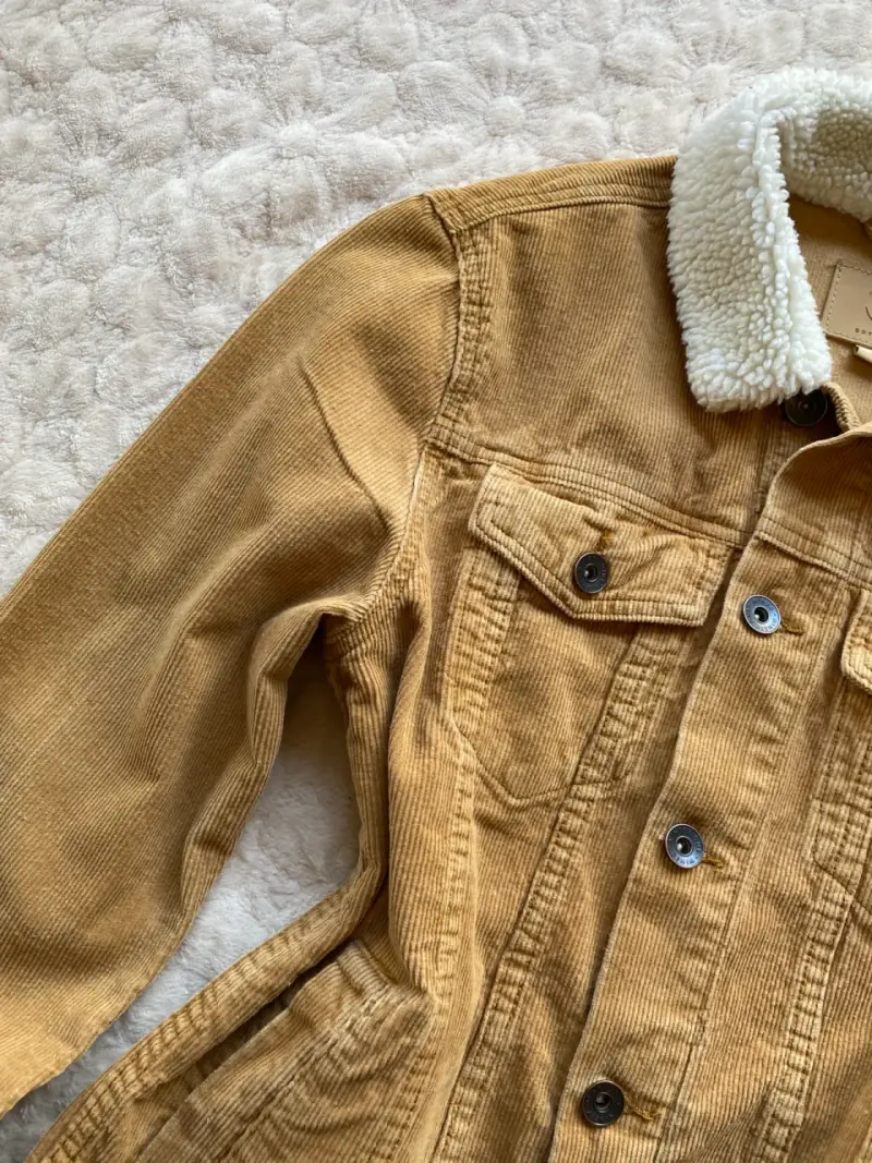 Chaqueta de cotelé beige con cuello de chiporro - 3