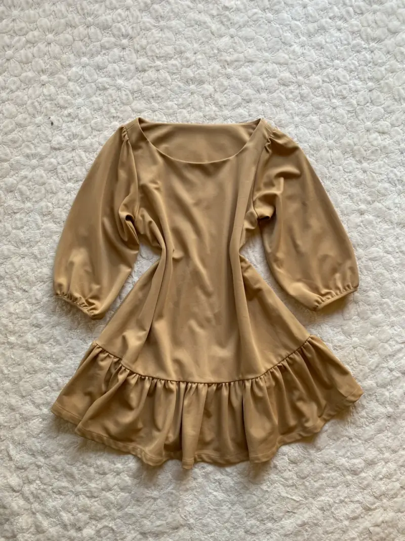 Vestido beige con mangas abullonadas - 1