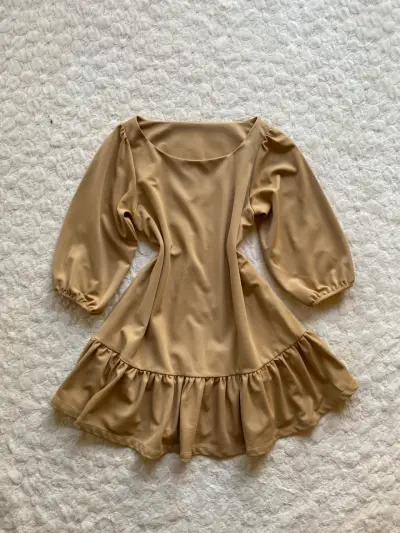Vestido beige con mangas abullonadas - miniatura 1