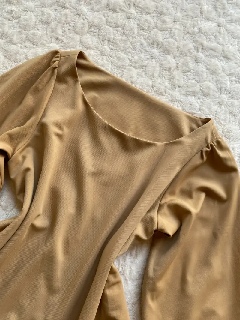 Vestido beige con mangas abullonadas - 2