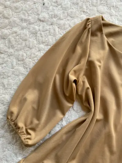 Vestido beige con mangas abullonadas - miniatura 3