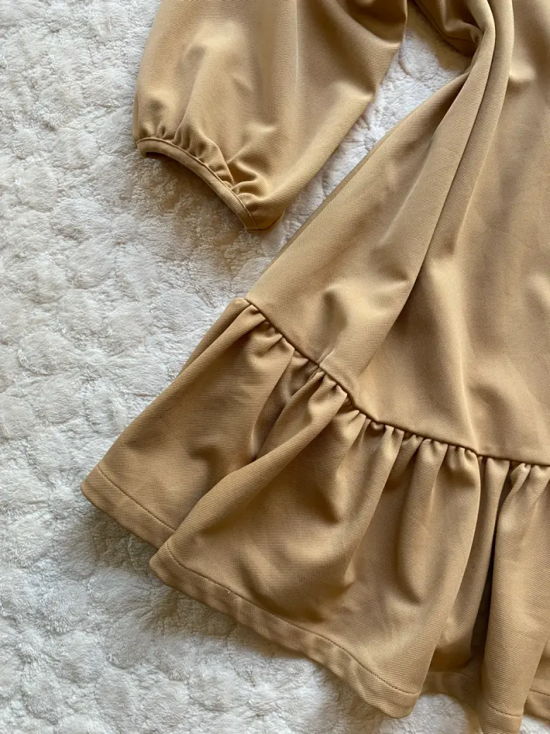 Vestido beige con mangas abullonadas - 4