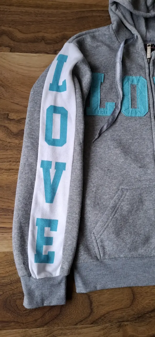 Polerón gris con capucha y estampado LOVE - 2