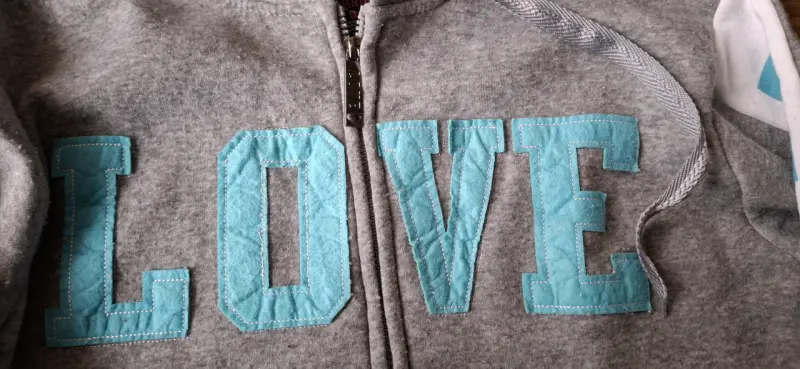 Polerón gris con capucha y estampado LOVE - 3