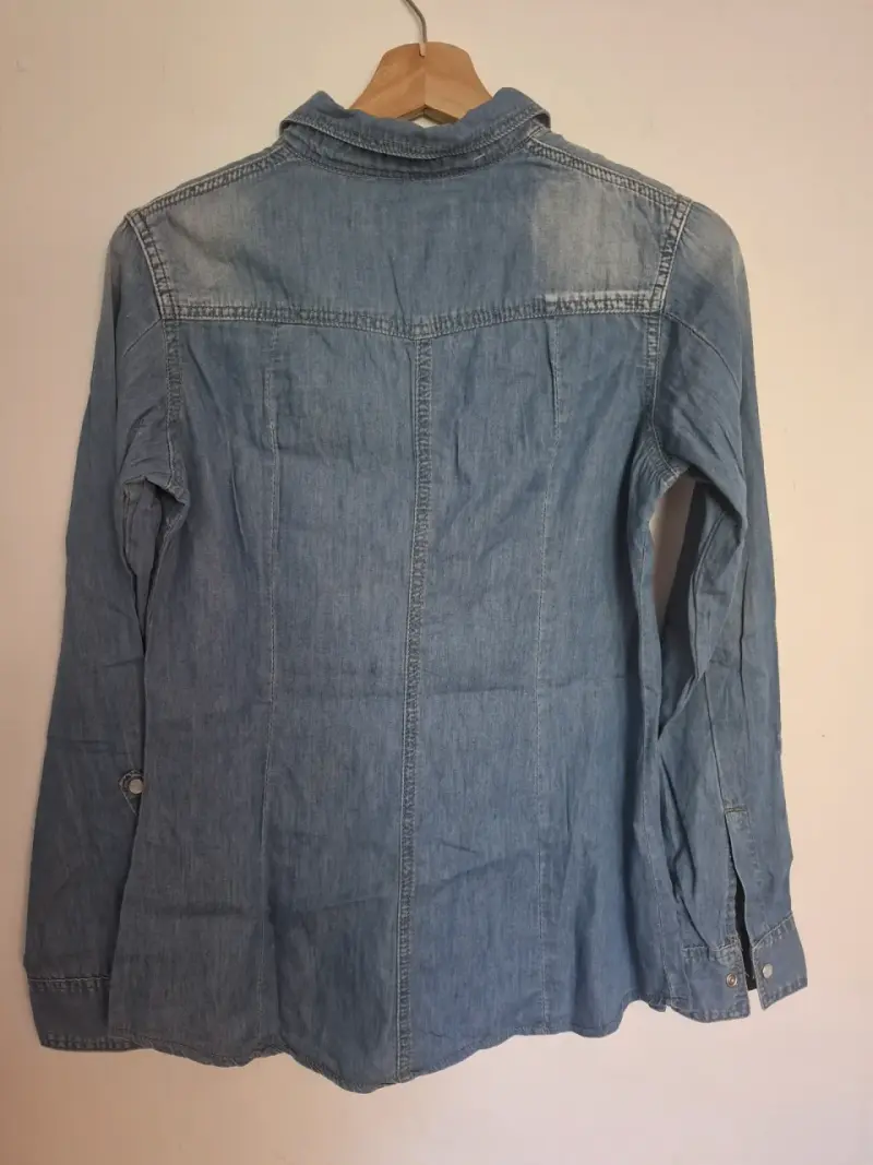 Camisa de mezclilla para mujer con bolsillos - 3