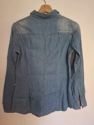 Camisa de mezclilla para mujer con bolsillos - miniatura 3