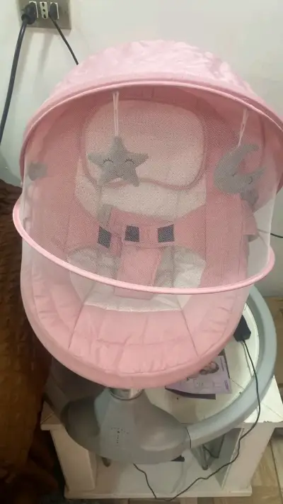 Silla mecedora para bebé rosa con malla protectora - miniatura 1