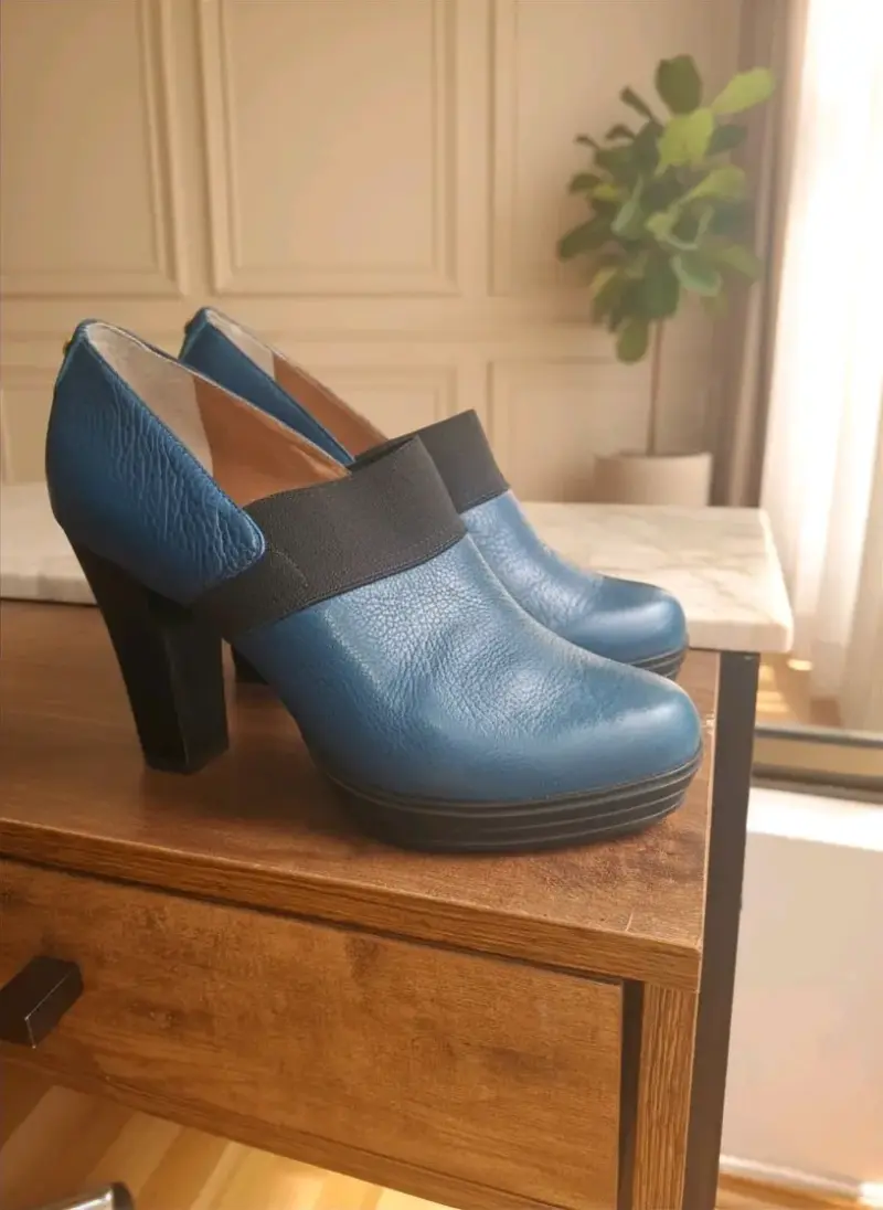 Zapatos de tacón azul con detalle negro - 1
