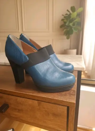 Zapatos de tacón azul con detalle negro - miniatura 1