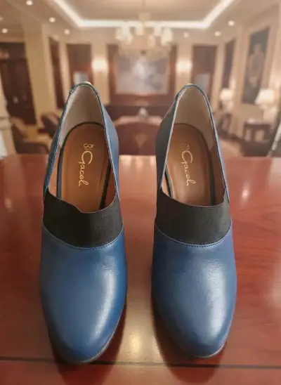 Zapatos de tacón azul con detalle negro - miniatura 2