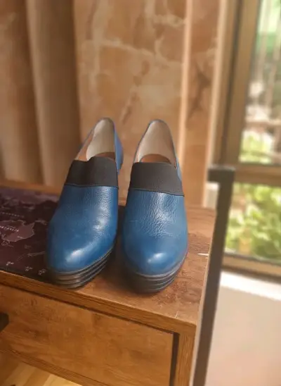 Zapatos de tacón azul con detalle negro - miniatura 6