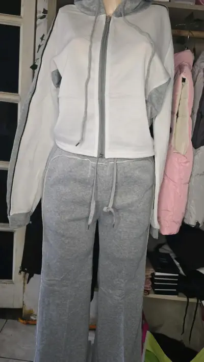 Conjunto deportivo mujer blanco  gris y caramel - miniatura 1