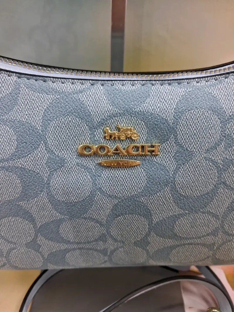 Cartera Coach celeste con correa dorada - 2