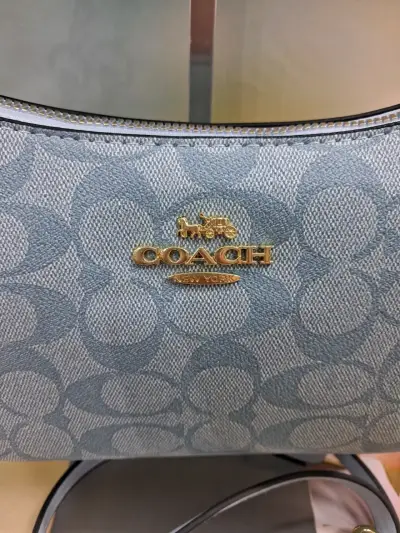 Cartera Coach celeste con correa dorada - miniatura 2