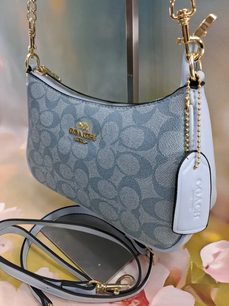 Cartera Coach celeste con correa dorada - 3