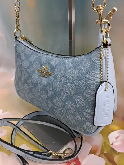 Cartera Coach celeste con correa dorada - miniatura 3